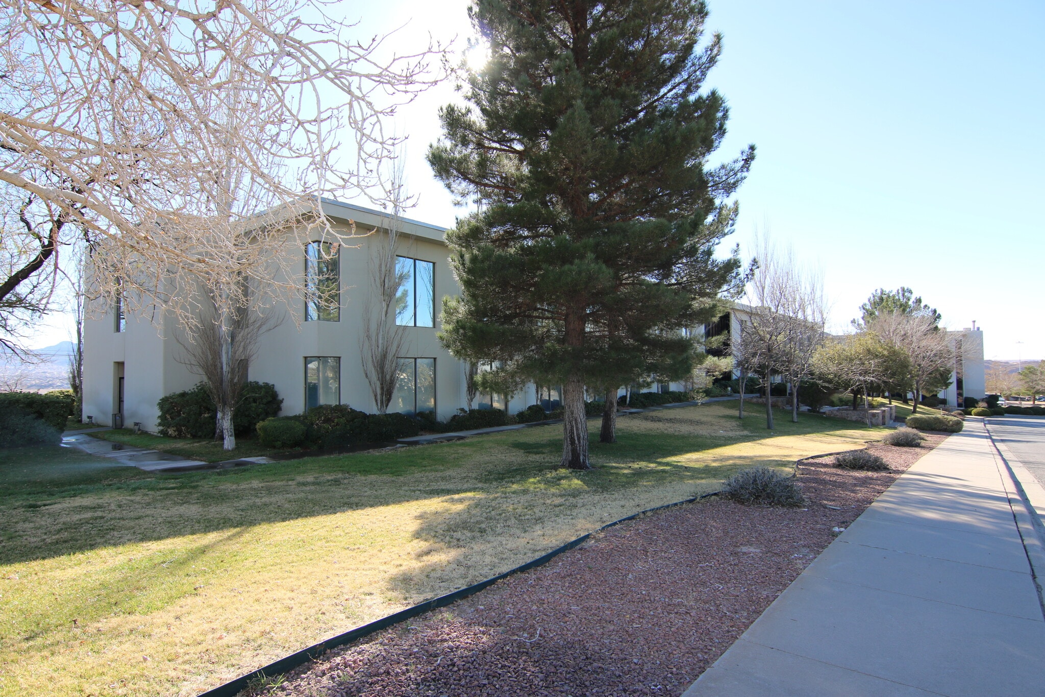 4110 Rio Bravo Dr, El Paso, TX à louer Photo de l’immeuble– Image 1 sur 4