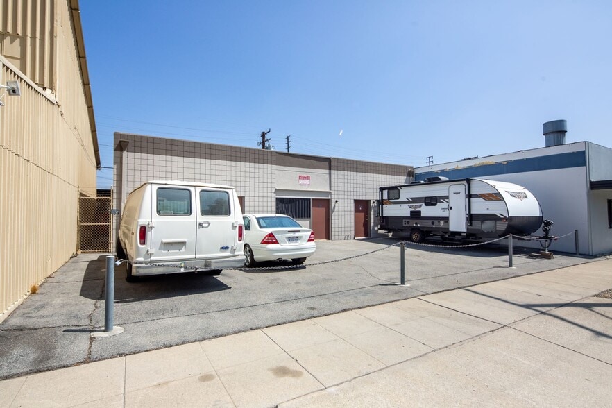 230 S Motor Ave, Azusa, CA à louer - Photo de l’immeuble – Image 1 sur 5