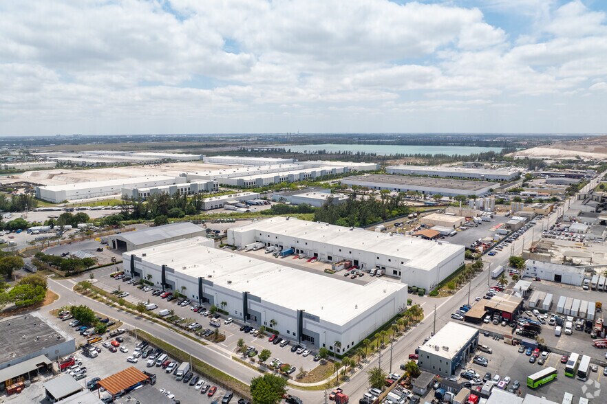 8200 NW 93rd St, Medley, FL à louer - Aérien – Image 3 sur 6