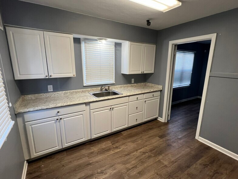 6250 Rockville Rd, Indianapolis, IN à vendre - Photo de l’immeuble – Image 3 sur 12