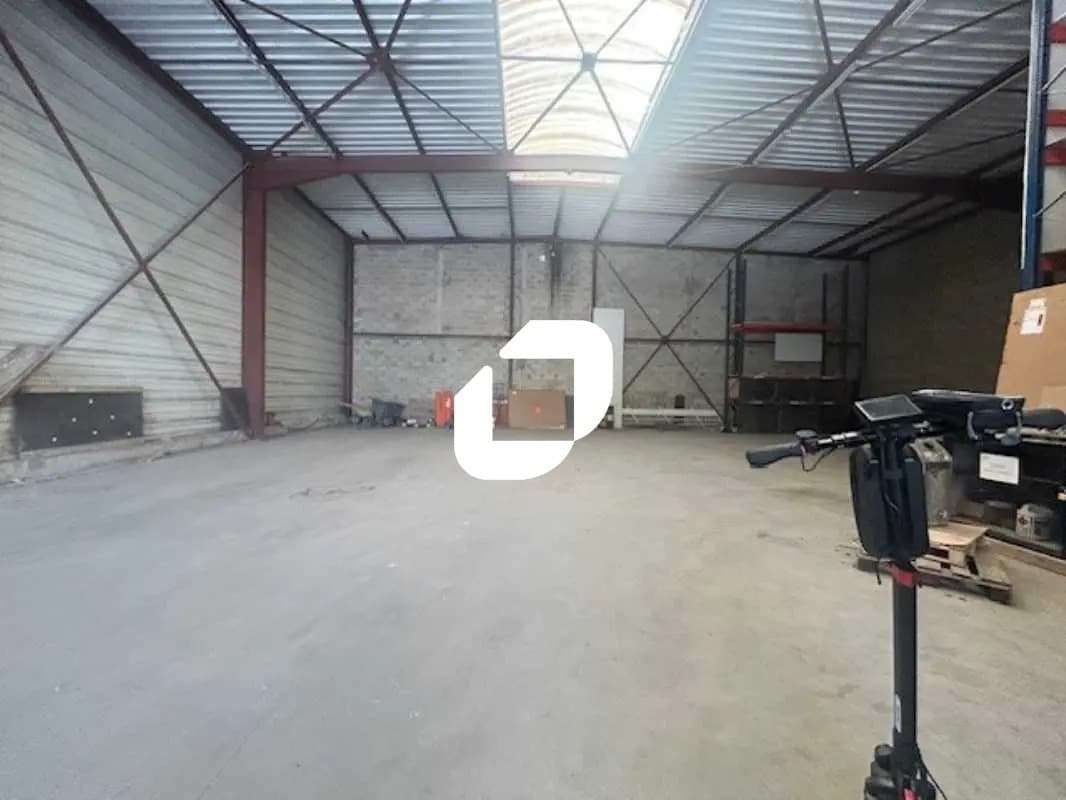 Local d’activités dans Le Thillay à louer Photo intérieure– Image 1 sur 7