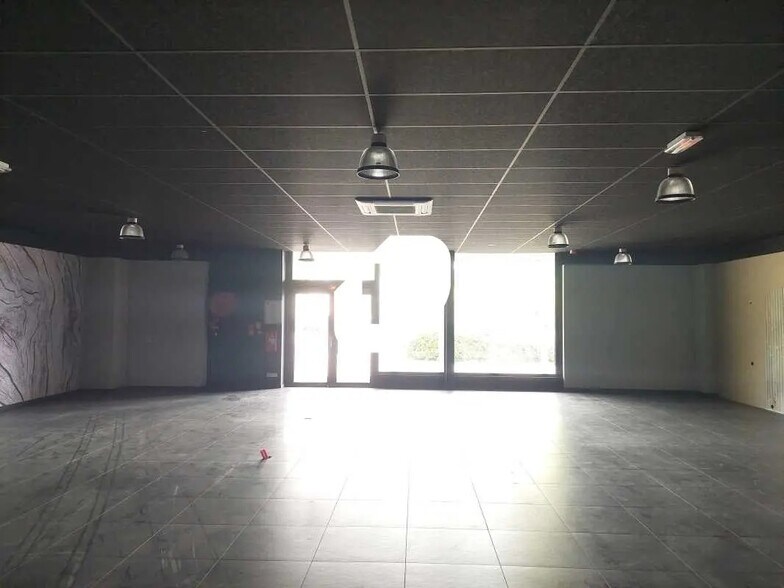 Local commercial dans Maurepas à louer - Photo intérieure – Image 2 sur 11