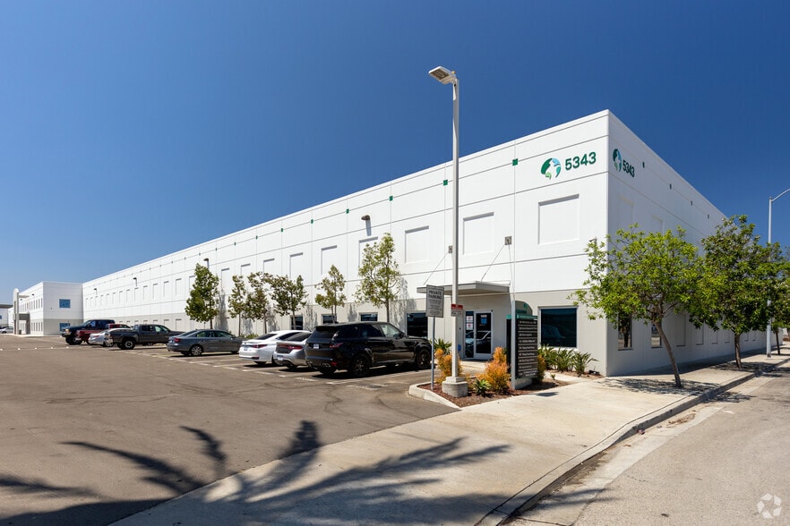 5353 W Imperial Hwy, Los Angeles, CA à louer - Photo principale – Image 2 sur 2