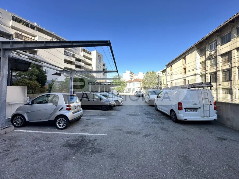 Local commercial dans Marseille à louer - Photo de l’immeuble – Image 3 sur 3