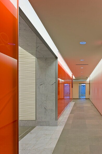188 W Northern Lights Blvd, Anchorage, AK à louer - Hall d’entrée – Image 3 sur 9