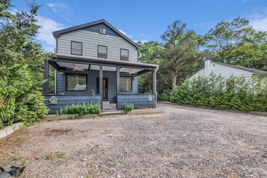 715 Flanders Rd, Riverhead, NY à vendre - Photo de l’immeuble – Image 2 sur 46