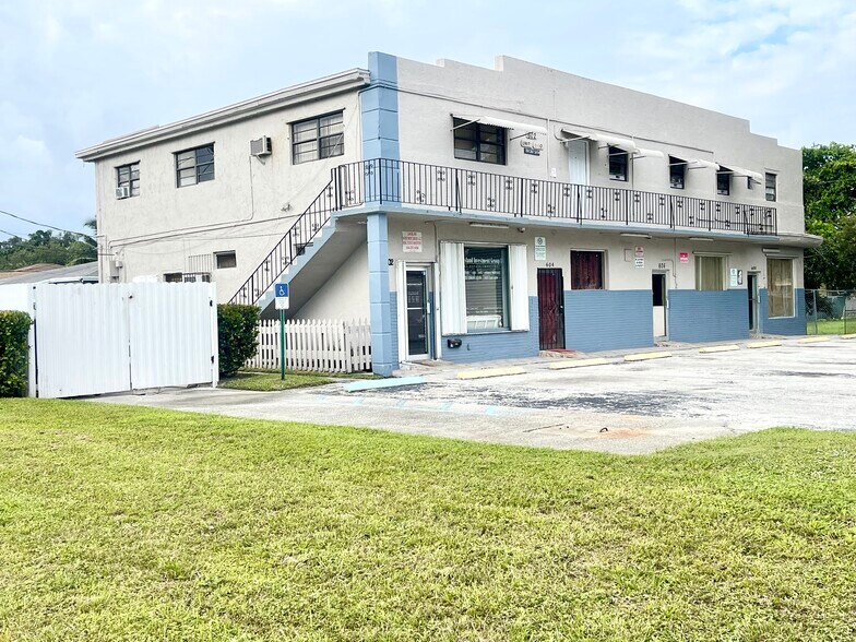 602-608 NW 1st St, Dania, FL à vendre - Photo de l’immeuble – Image 1 sur 19
