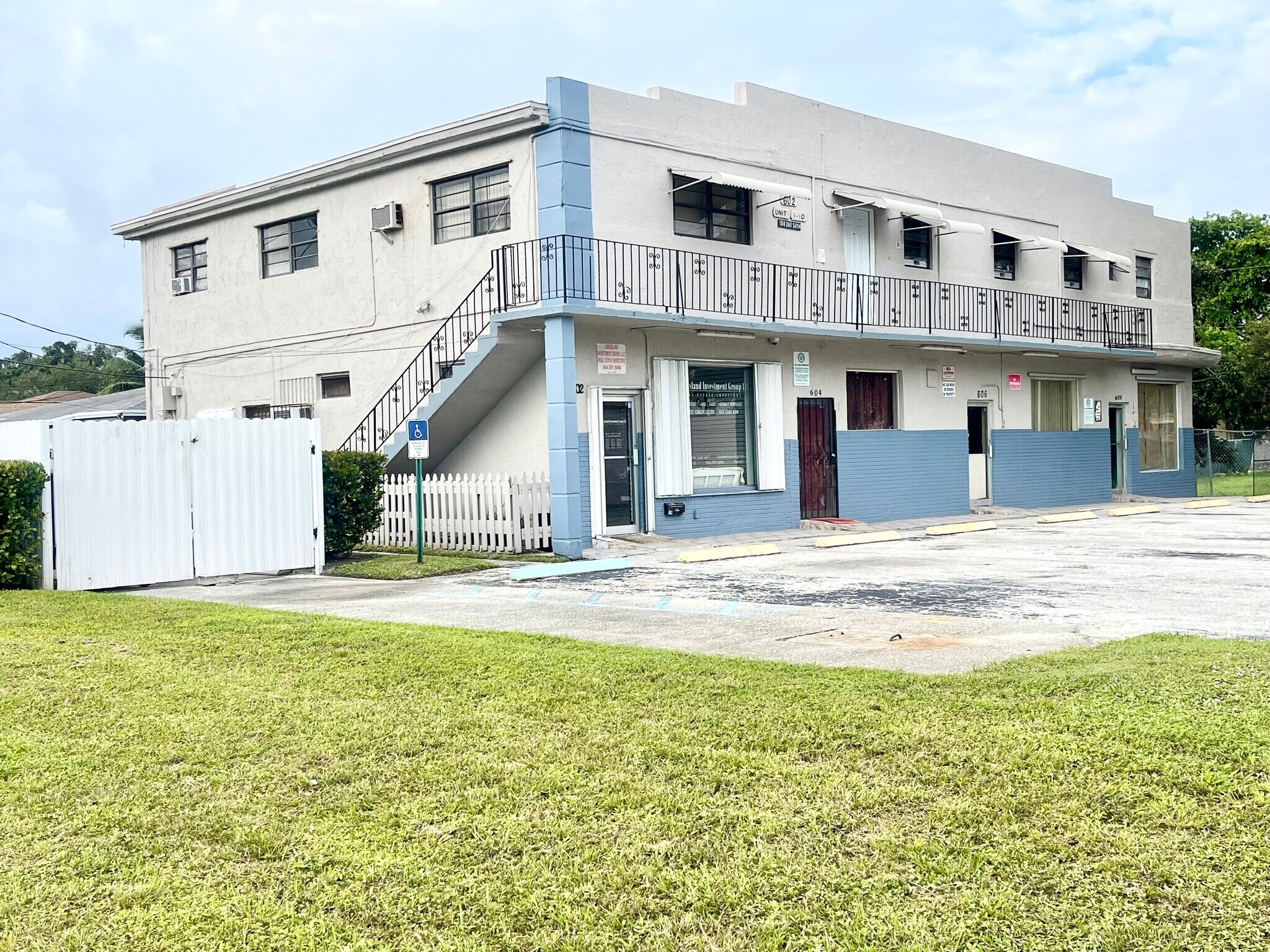 602-608 NW 1st St, Dania, FL à vendre Photo de l’immeuble– Image 1 sur 20