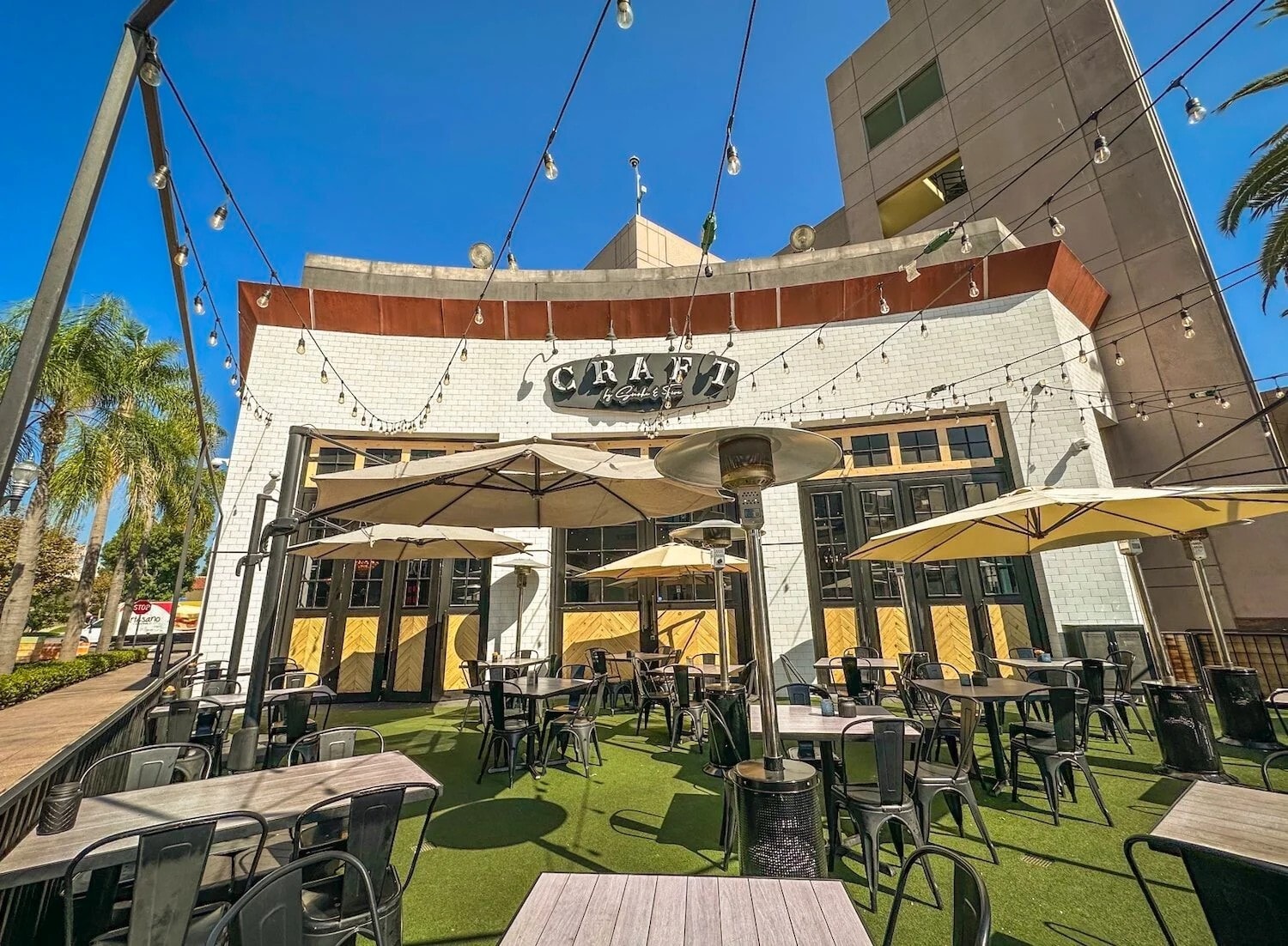 131-195 W Center Street Promenade, Anaheim, CA à louer Photo de l’immeuble– Image 1 sur 2