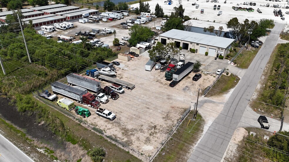 16021-16051 Pinto Dr, North Fort Myers, FL à louer - Photo de l’immeuble – Image 1 sur 9