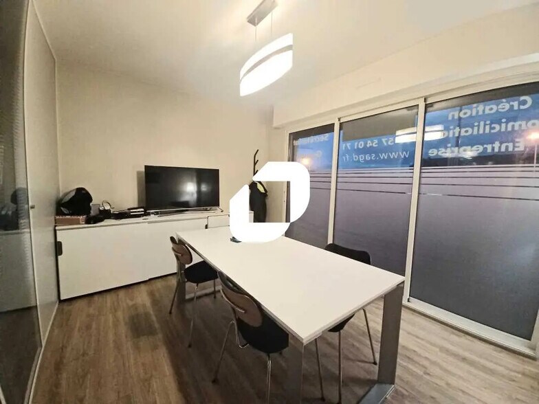 Bureau dans Cenon à louer - Photo de l’immeuble – Image 2 sur 6