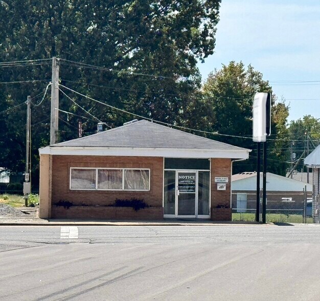 207 E Gaines St, Lawrenceburg, TN à vendre - Photo de l’immeuble – Image 1 sur 11