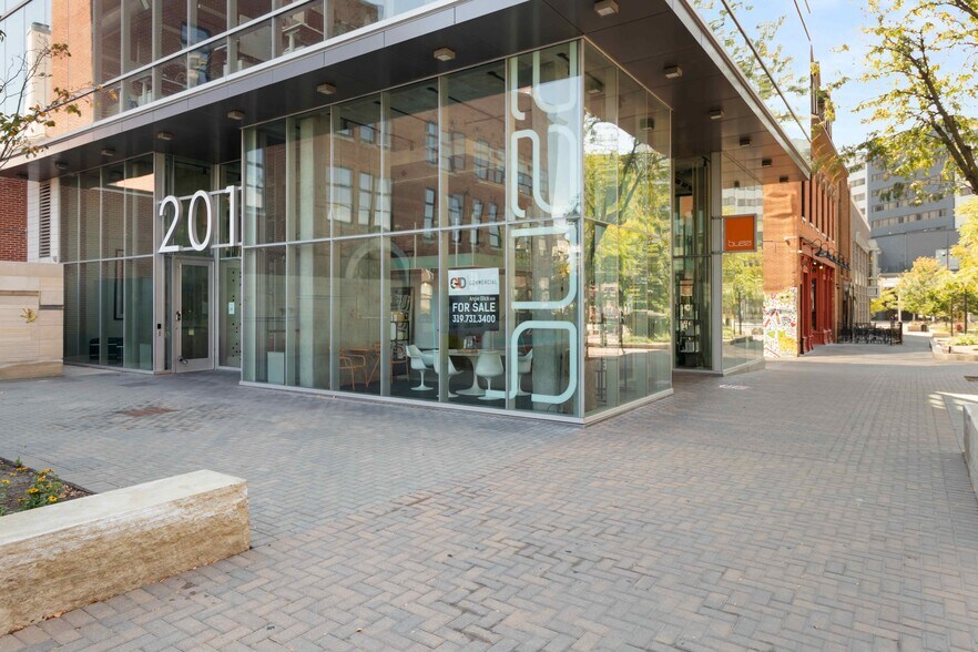 201 E Washington St, Iowa City, IA à vendre - Photo de l’immeuble – Image 2 sur 14