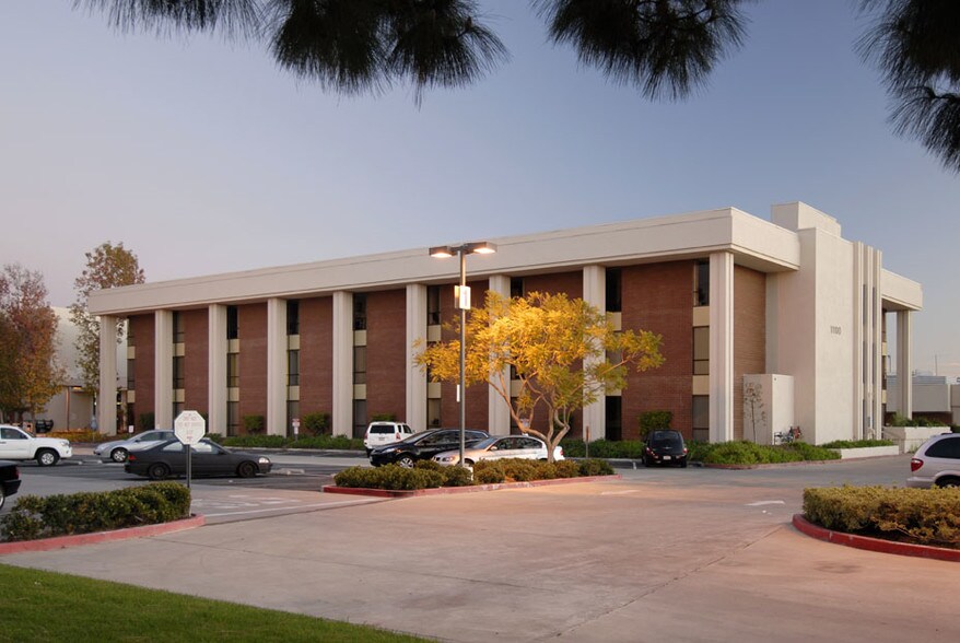 11100 Warner Ave, Fountain Valley, CA à louer - Photo de l’immeuble – Image 2 sur 7