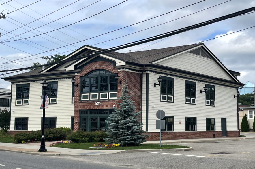 670 Glen Cove Ave, Glen Head, NY à louer - Photo de l’immeuble – Image 1 sur 7