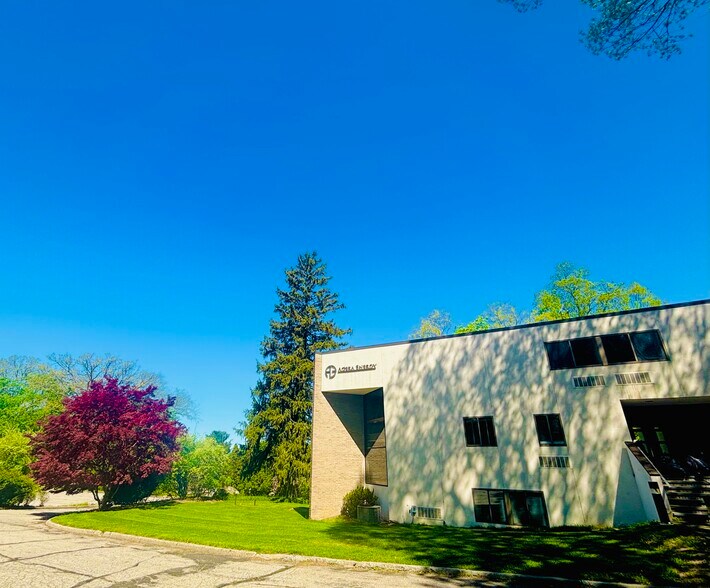 555 Pleasantville Rd, Briarcliff Manor, NY à louer - Photo de l’immeuble – Image 2 sur 3