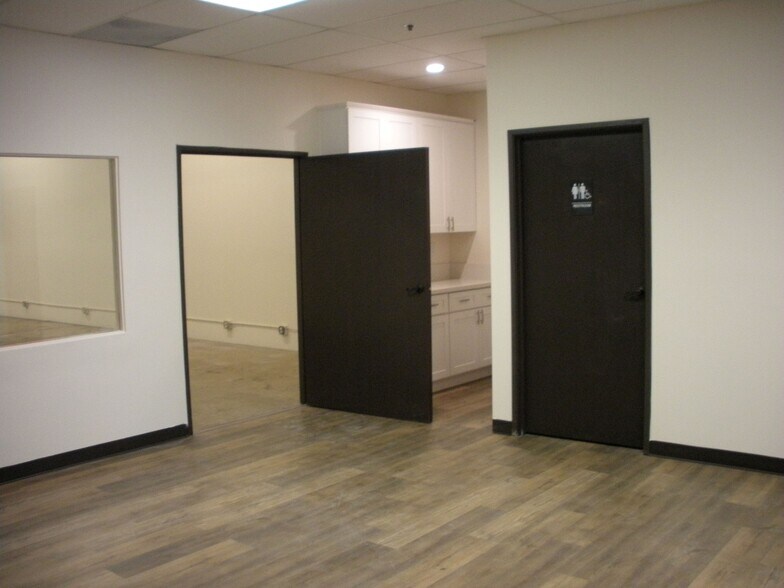 1322 Bell Ave, Tustin, CA à louer - Photo de l’immeuble – Image 2 sur 10