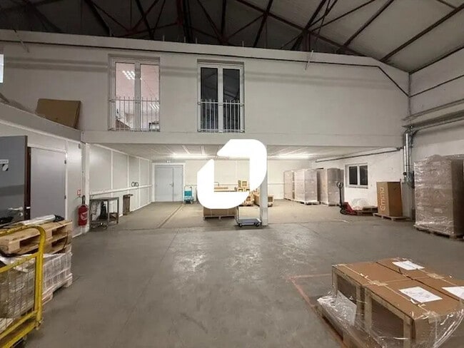Plus de détails pour 7 Chemin De Saint Hilaire, SAINT-OUEN-L'AUMONE - Bureau, Local d'activités à louer