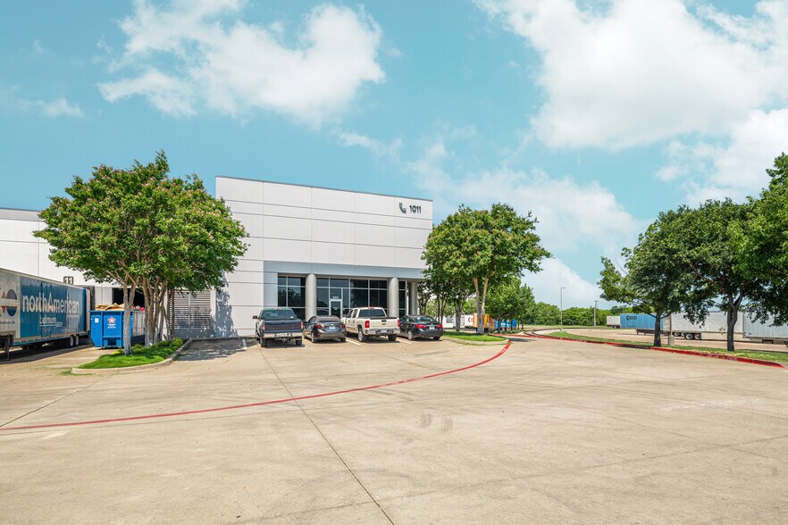 1011 N Royal Ln, Dallas, TX à louer - Photo de l’immeuble – Image 3 sur 12