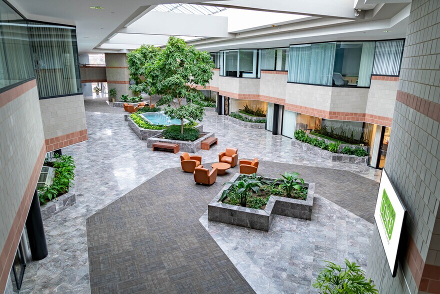 691 N Squirrel Rd, Auburn Hills, MI à louer - Photo de l’immeuble – Image 2 sur 34