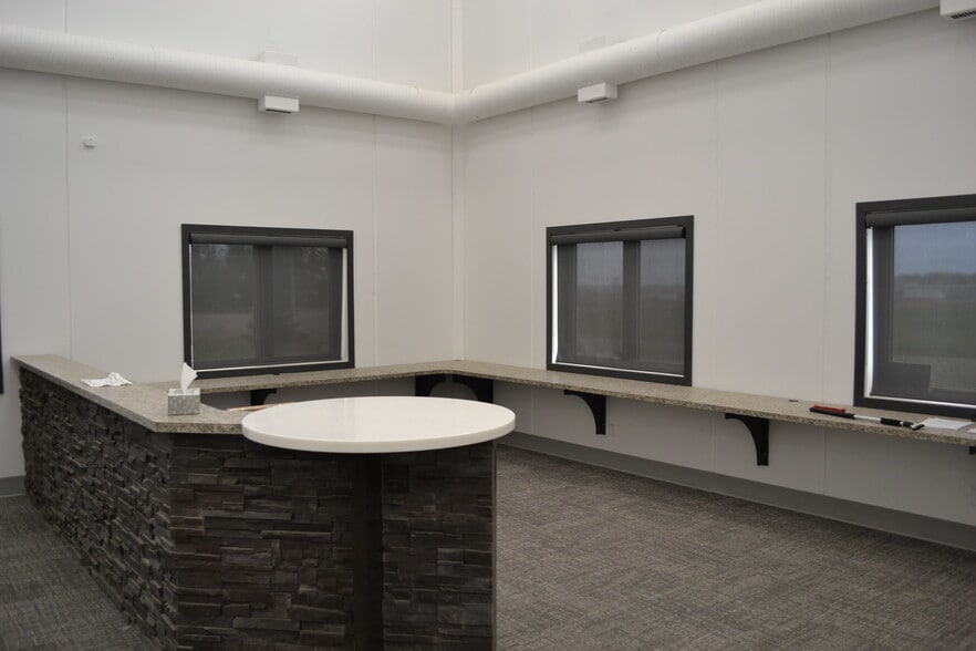 70 Queens Dr, Red Deer County, AB à vendre - Photo de l’immeuble – Image 2 sur 18