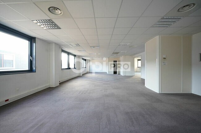 Plus de détails pour 6 Rue De Bretagne, Saint-Quentin-Fallavier - Bureau, Local d'activités à louer