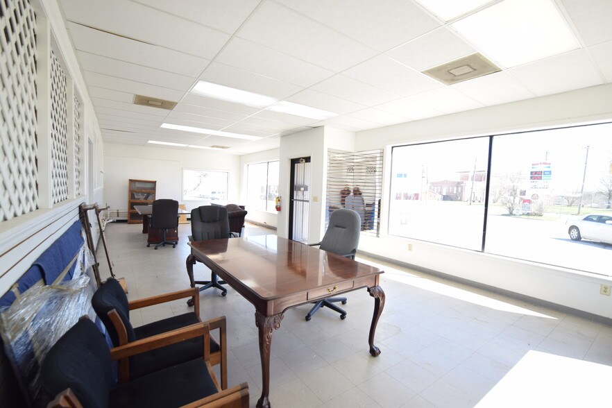 2 N Greenwood Ave, Ware Shoals, SC à vendre - Photo intérieure – Image 2 sur 17