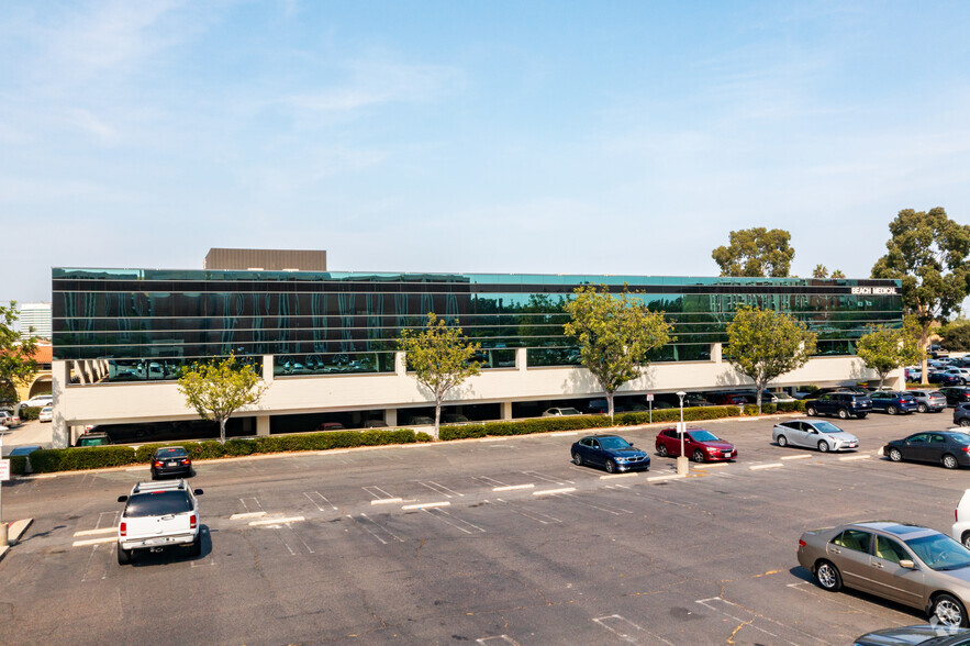 17742 Beach Blvd, Huntington Beach, CA à louer - Photo de l’immeuble – Image 1 sur 10