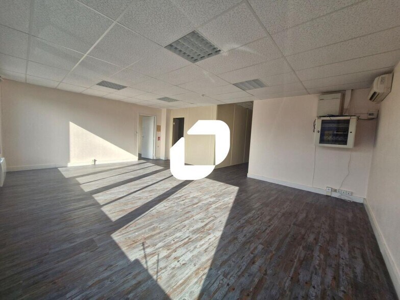 Bureau dans Croissy-Beaubourg à vendre - Photo intérieure – Image 2 sur 7