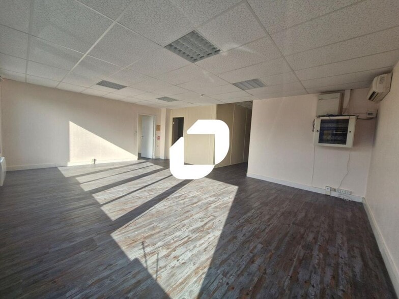 Bureau dans Croissy-Beaubourg à vendre - Photo intérieure – Image 2 sur 7