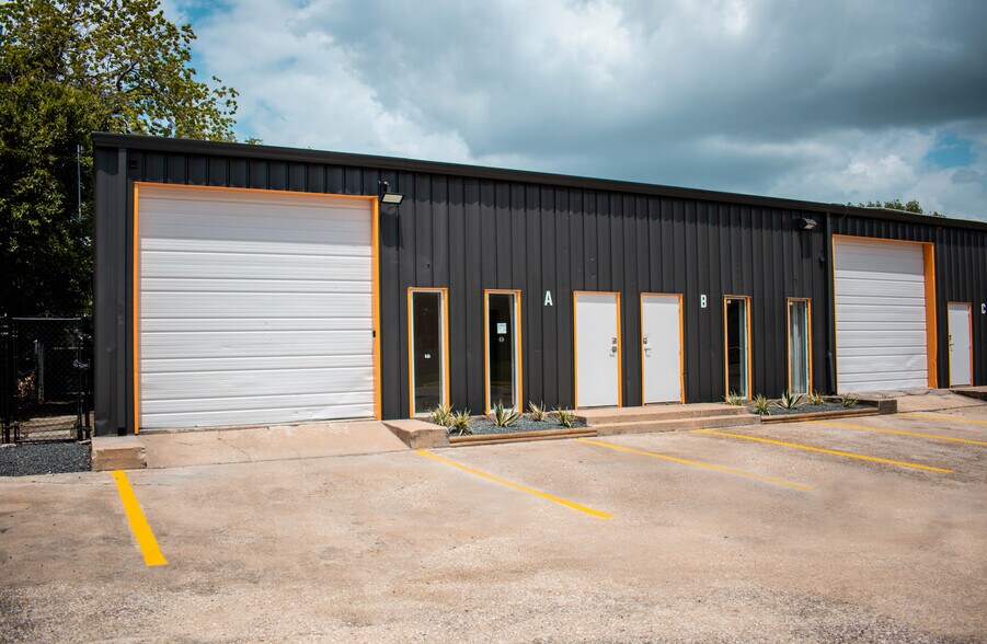 9050 Emnora Ln, Houston, TX à louer - Photo de l’immeuble – Image 3 sur 9