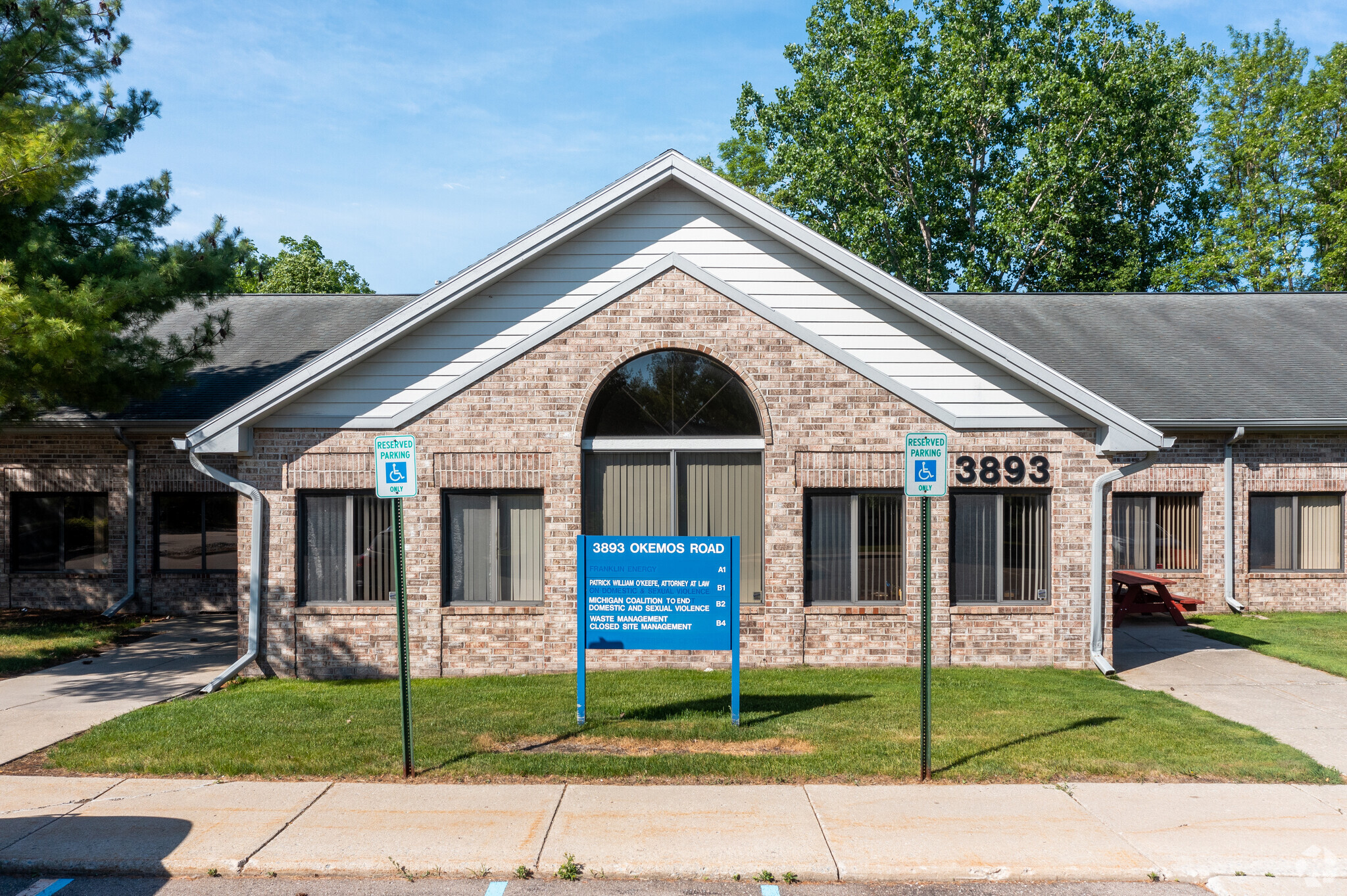 3893 Okemos Rd, Okemos, MI à louer Photo principale– Image 1 sur 6