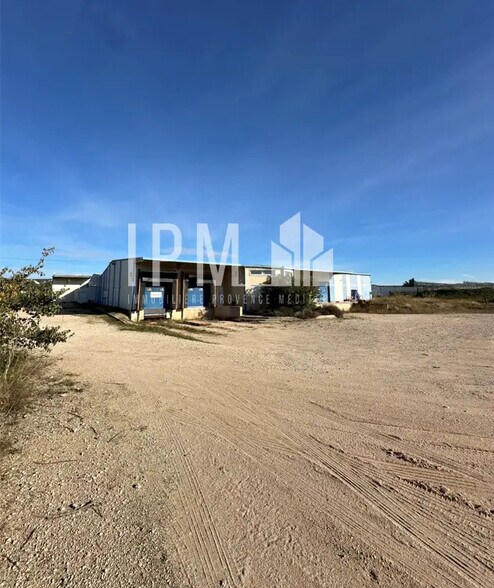 Local d'activités dans Lançon-Provence à vendre - Photo de l’immeuble – Image 2 sur 5