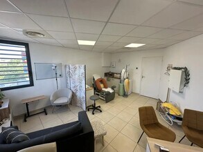 597 Rue Du Général De Gaulle, Puget-sur-Argens à louer Photo de l’immeuble– Image 2 sur 3