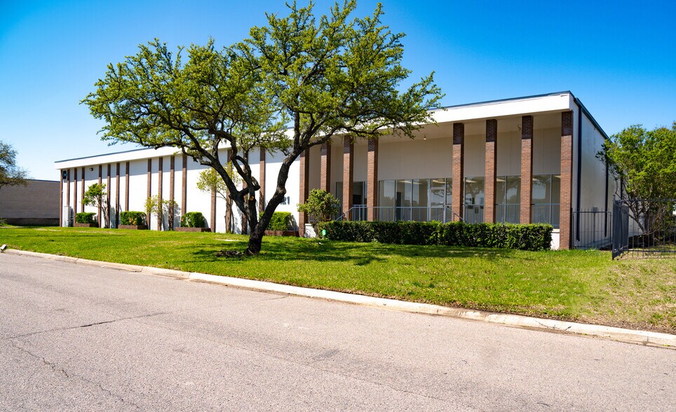 9121 King Arthur Dr, Dallas, TX à vendre - Photo de l’immeuble – Image 2 sur 10