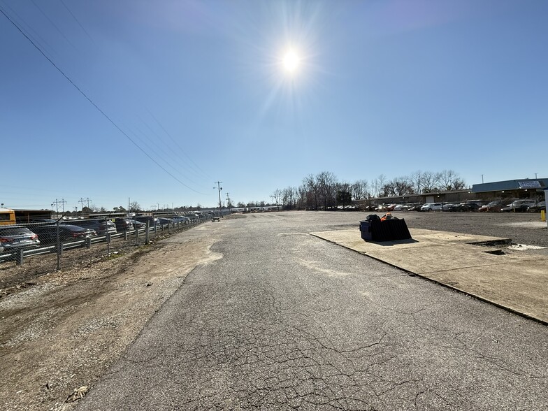 1911 E Brooks Rd, Memphis, TN à louer - Photo de l’immeuble – Image 3 sur 4