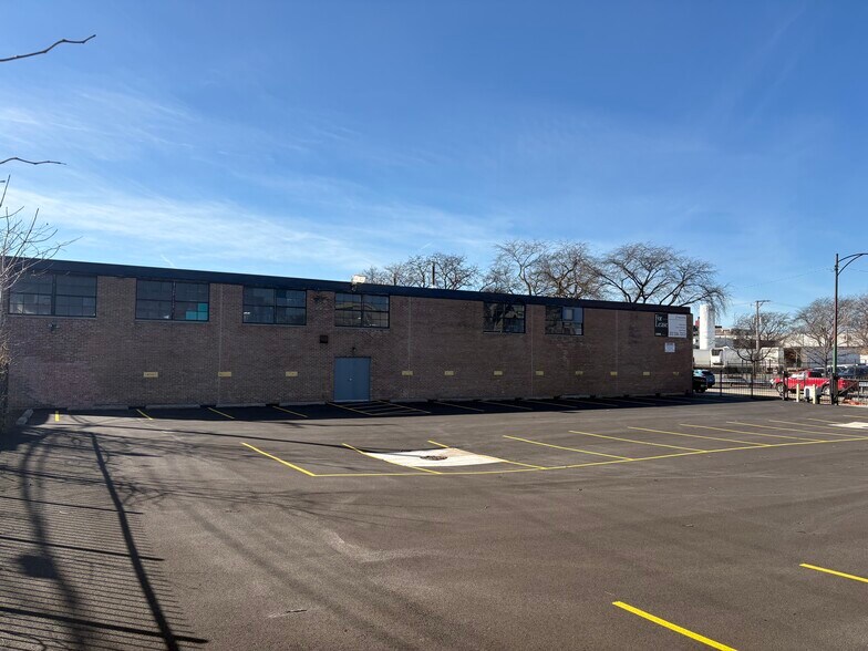 235 N Artesian Ave, Chicago, IL à louer - Photo de l’immeuble – Image 2 sur 6