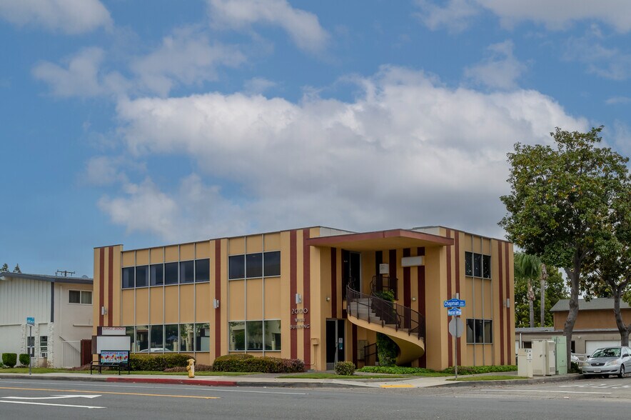 2000 E Chapman Ave, Fullerton, CA à louer - Photo de l’immeuble – Image 3 sur 21