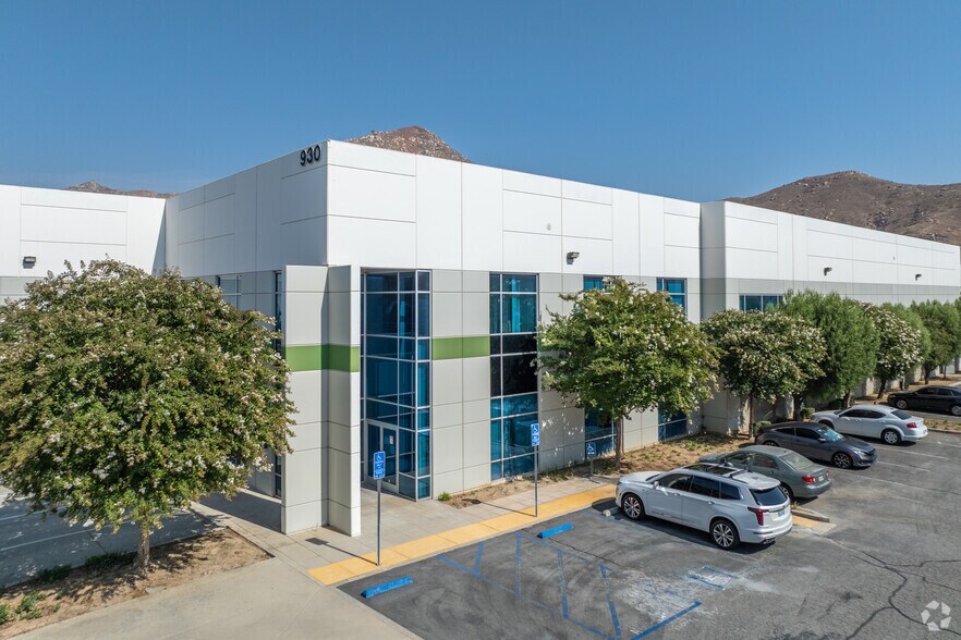 930 Columbia Ave, Riverside, CA à louer - Photo de l’immeuble – Image 1 sur 4