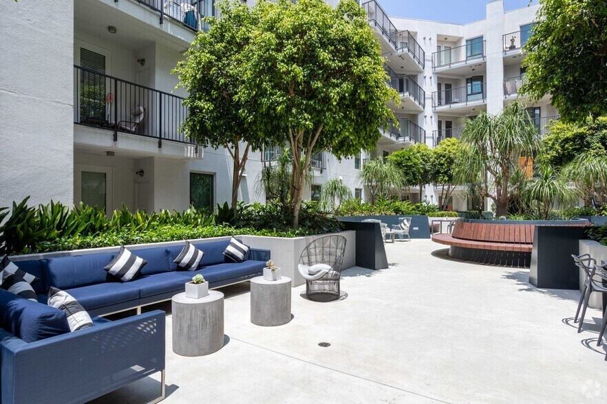 687 S Hobart Blvd, Los Angeles, CA à louer - Photo de l’immeuble – Image 2 sur 13