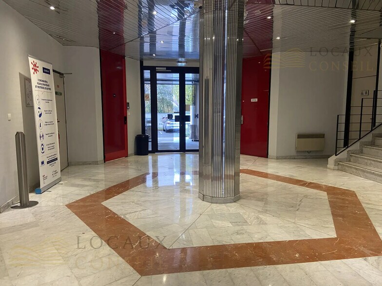 Bureau dans Argenteuil à louer - Photo de l’immeuble – Image 2 sur 7