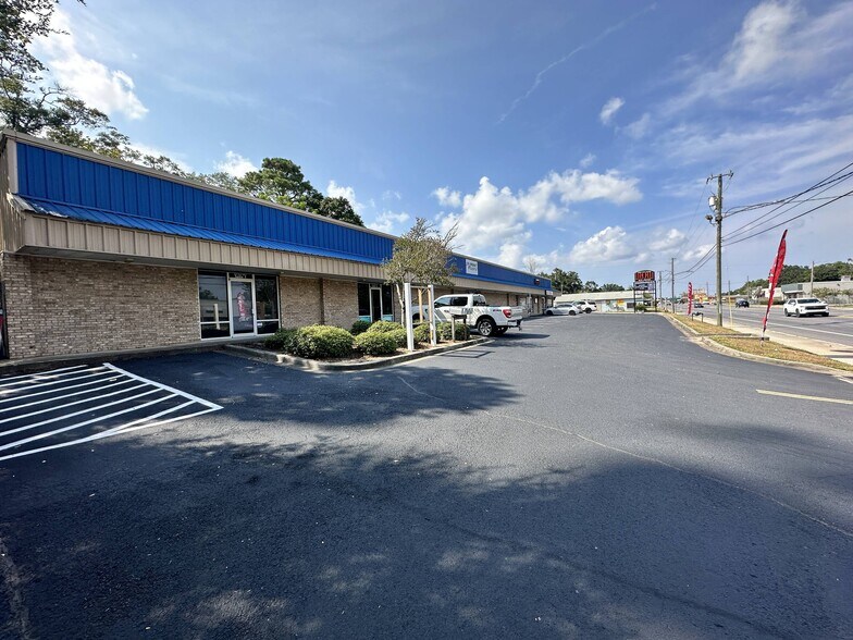 2415 N Pace Blvd, Pensacola, FL à louer - Photo de l’immeuble – Image 2 sur 11