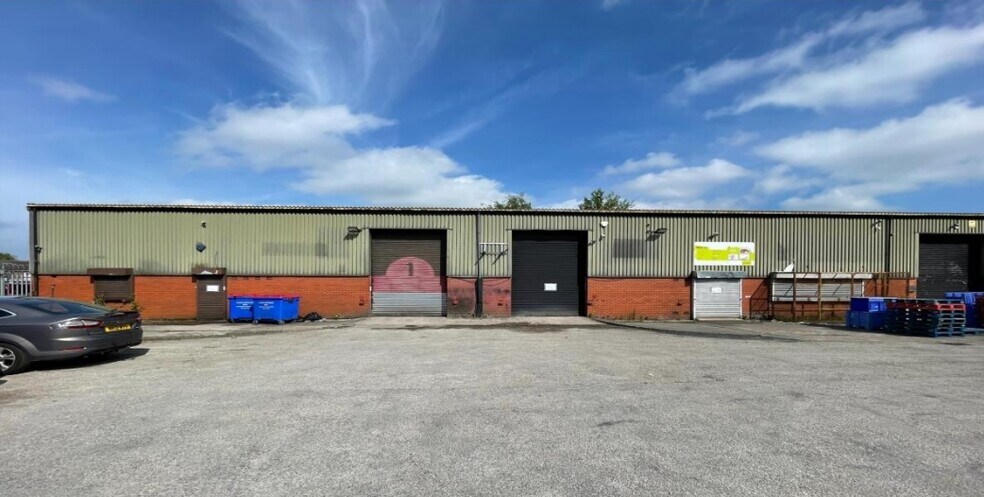 Vale Dr, Oldham à louer - Photo principale – Image 1 sur 3