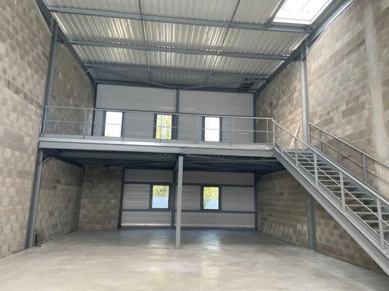 Local d'activités dans Saint-Genis-Laval à vendre - Photo de l’immeuble – Image 2 sur 24