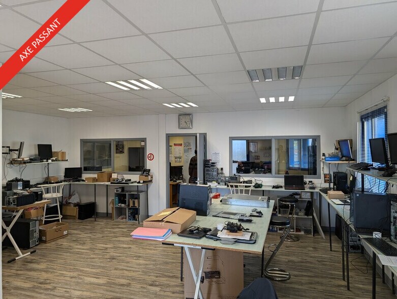 Local d'activités dans La Mézière à vendre - Photo intérieure – Image 3 sur 6