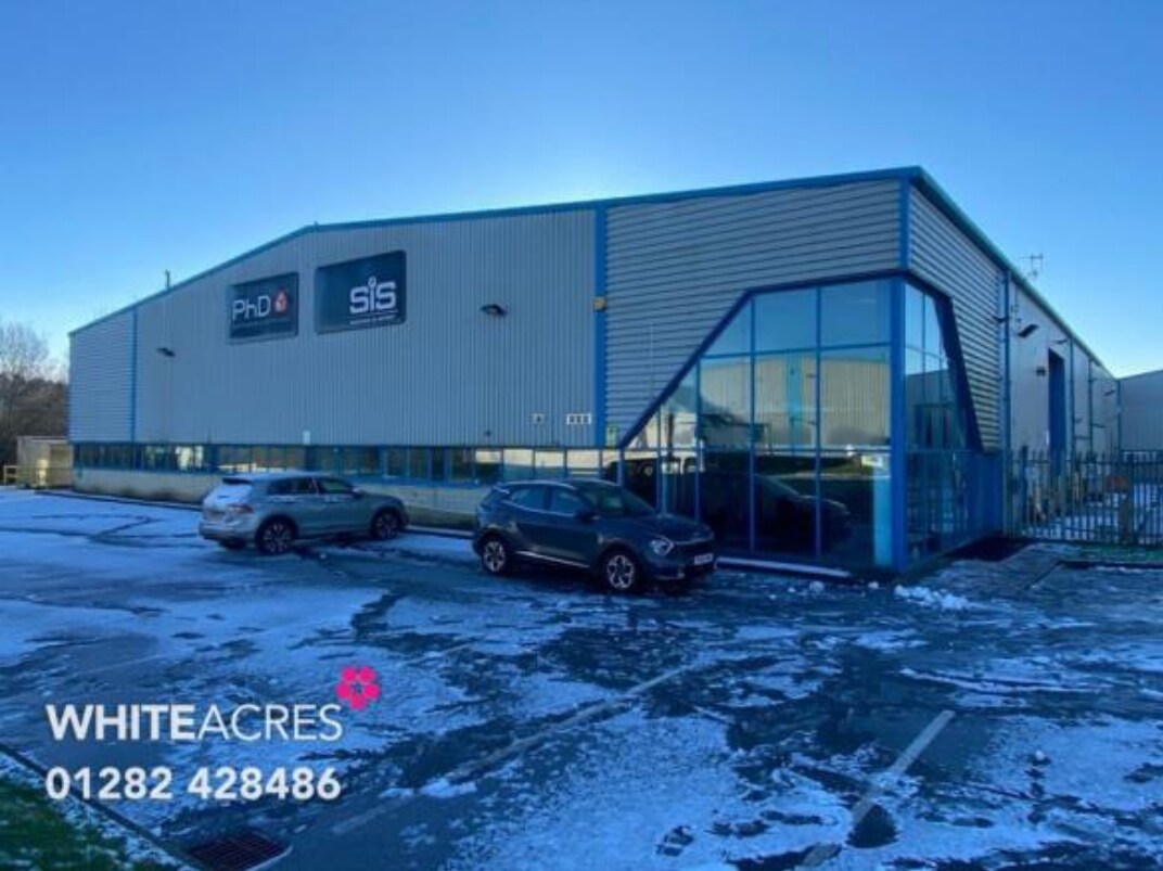35 Churchill Way, Nelson à louer Photo de l’immeuble– Image 1 sur 3