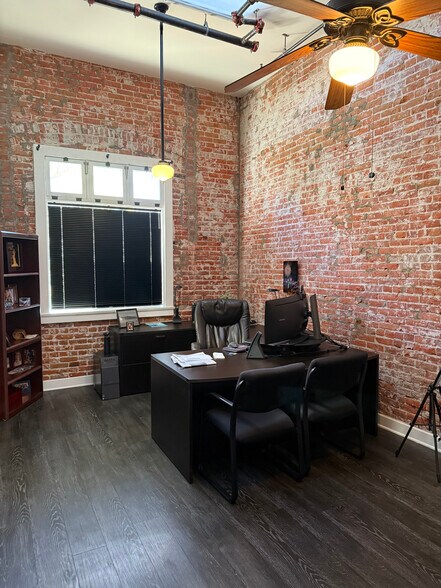 472-476 E Main St, Ventura, CA à louer - Photo de l’immeuble – Image 3 sur 12