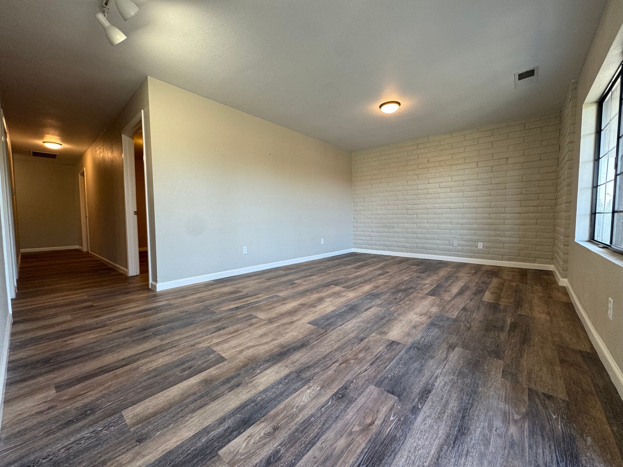2051 Hilltop Dr, Redding, CA à louer Photo de l’immeuble– Image 1 sur 7
