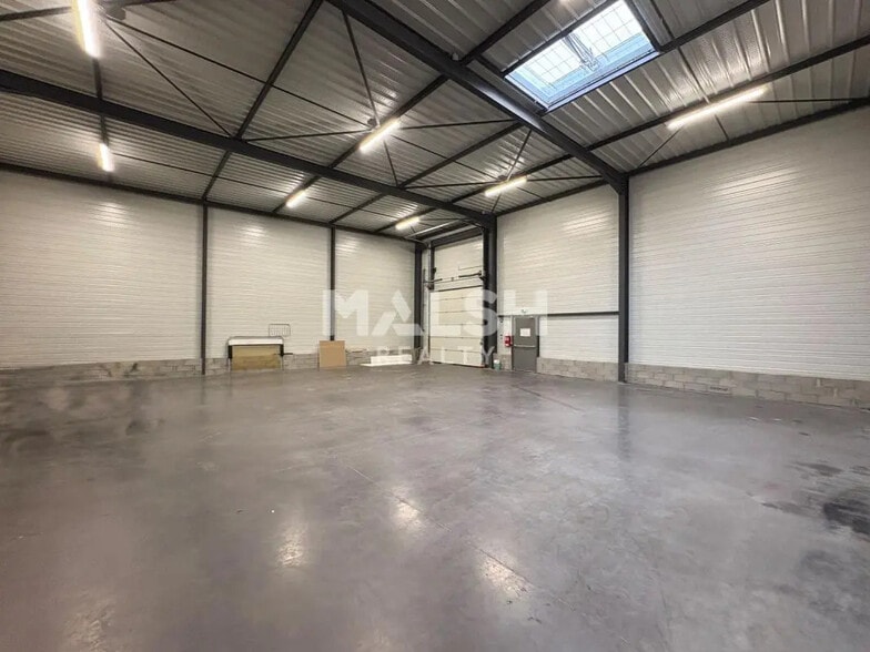 Local d’activités dans MARCILLY-D'AZERGUES à louer - Photo de l’immeuble – Image 3 sur 13