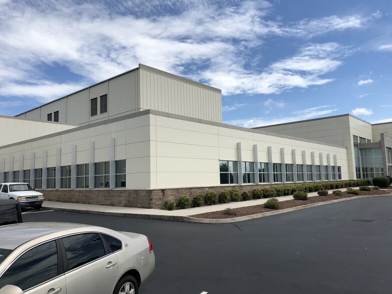 2332 News Sentinel Dr, Knoxville, TN à louer - Photo principale – Image 1 sur 16